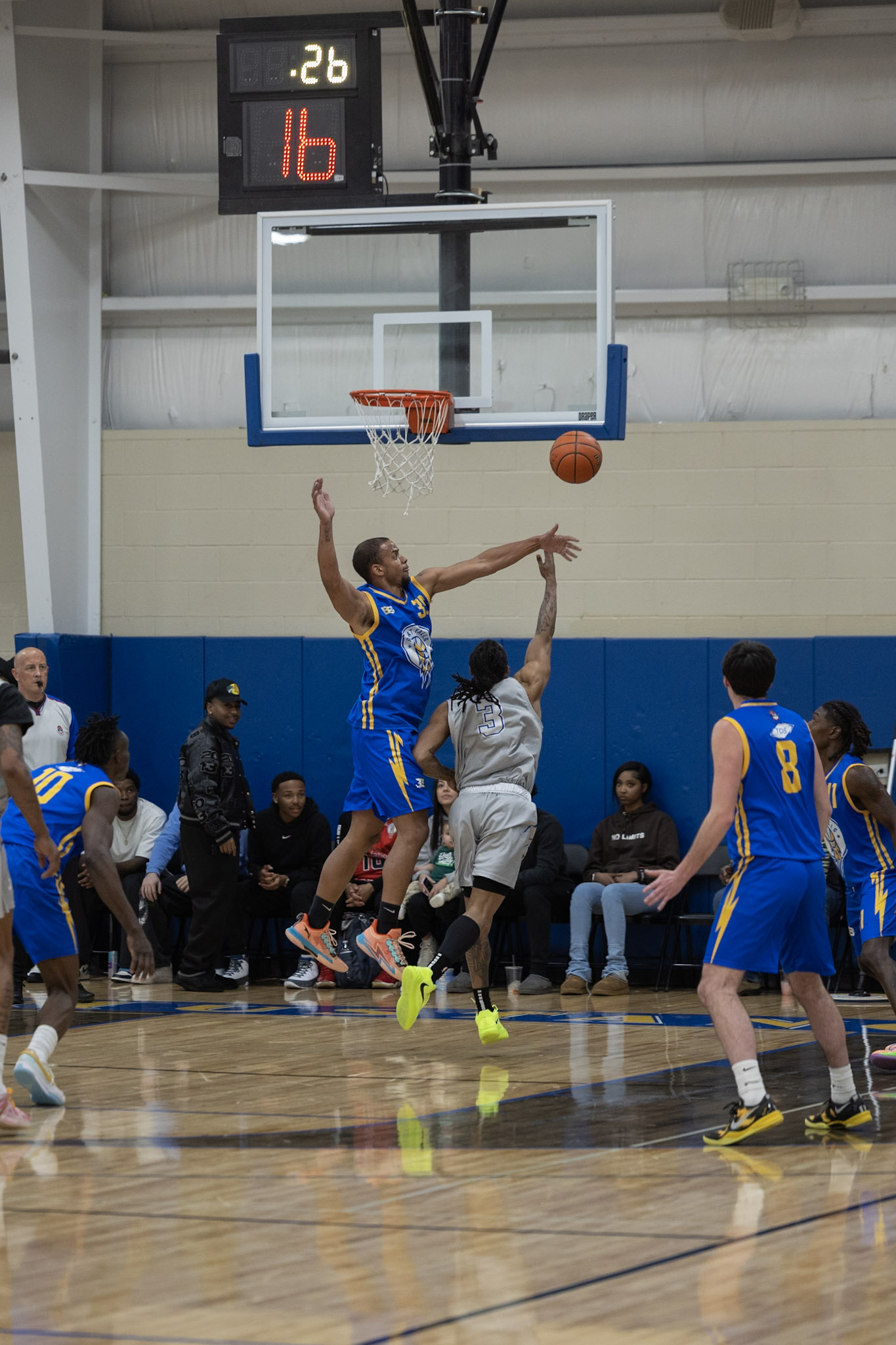 Electric Hoop Team Overwhelms the Willamette Valley Jaguars in Regular Season Finale